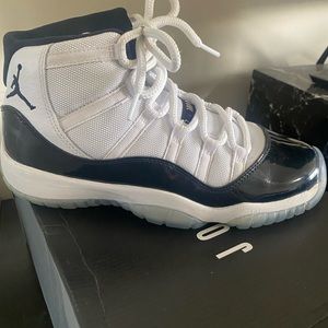 Air Jordan 11 retro white and black Concord size 7